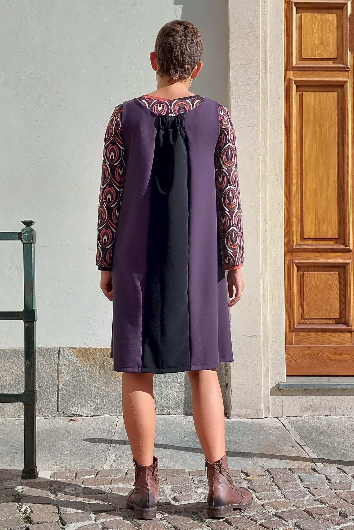 MONICA. Viola e nero